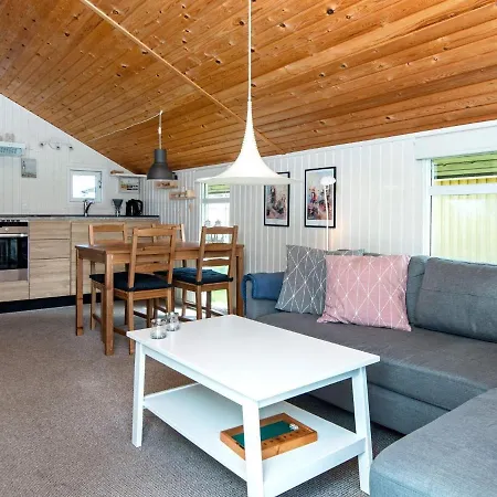 4 Person In Hemmet-by Traum