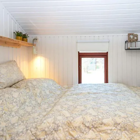 4 Person In Hemmet-by Traum *