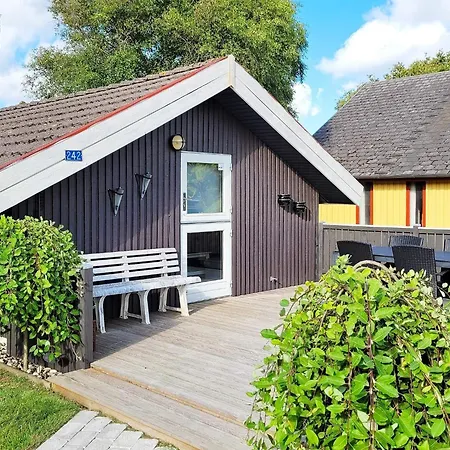 4 Person In Hemmet-by Traum *