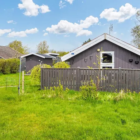 4 Person In Hemmet-by Traum *